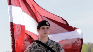 Военный и флаг Латвии