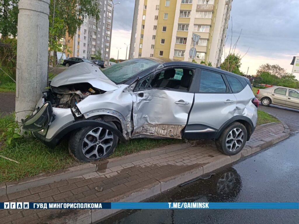 В Минске автомобиль врезался в троллейбус, пострадали два человека