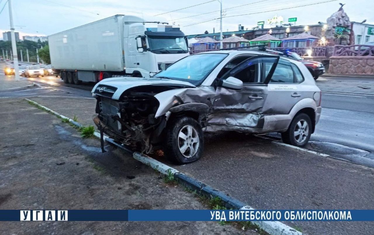 В Витебске на перекрестке столкнулись два автомобиля