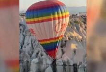 В Турции воздушный шар застрял в скалах