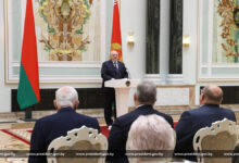 Лукашенко вручает награды