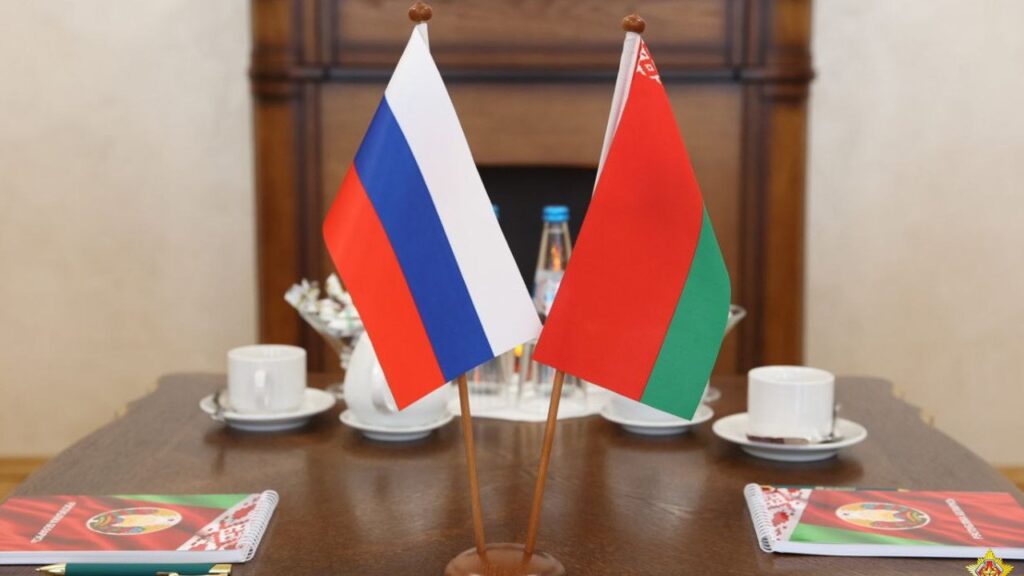 Беларусь и Россия, флаги