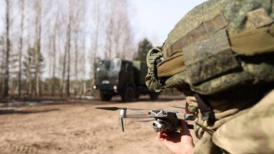 Белорусский военный с беспилотником