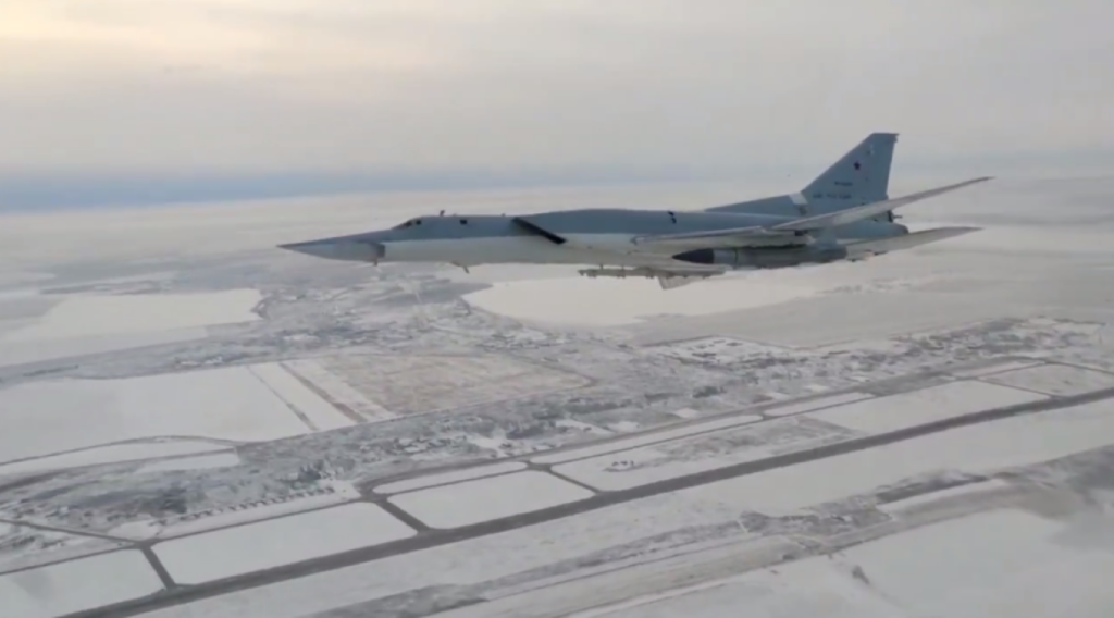 Бомбардировщик Ту-22М с ракетой