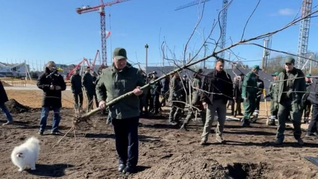 Александр Лукашенко на субботнике