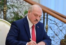 Александр Лукашенко подписывает документ