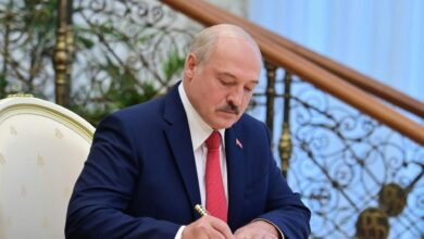 Александр Лукашенко подписывает документ