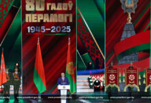 Александр Лукашенко вручает вымпелы