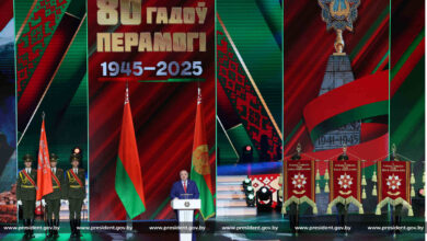 Александр Лукашенко вручает вымпелы