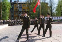 Белорусские военные с флагом