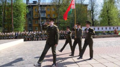 Белорусские военные с флагом