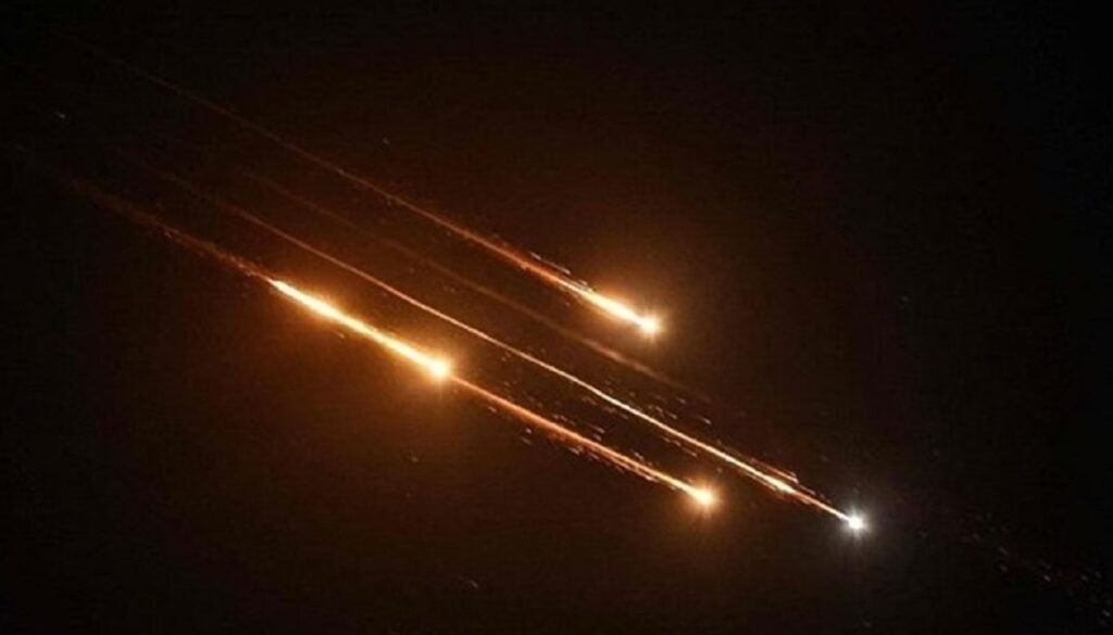 Иран ударил по Тель-Авиву и Хайфе гиперзвуковыми ракетами