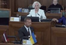 Латышского депутата выгнали с заседания Сейма за поддержку русского языка