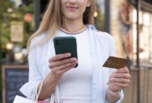 Девушка с телефоном и картой