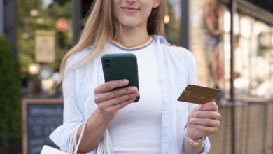 Девушка с телефоном и картой