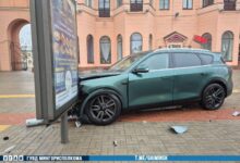 В Минске водитель «Voyah» снес светофор и врезался в рекламный щит