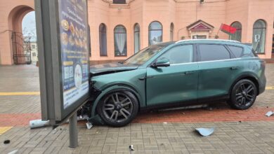 В Минске водитель «Voyah» снес светофор и врезался в рекламный щит