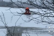 Спасатели помогли мужчине выбраться из полыньи