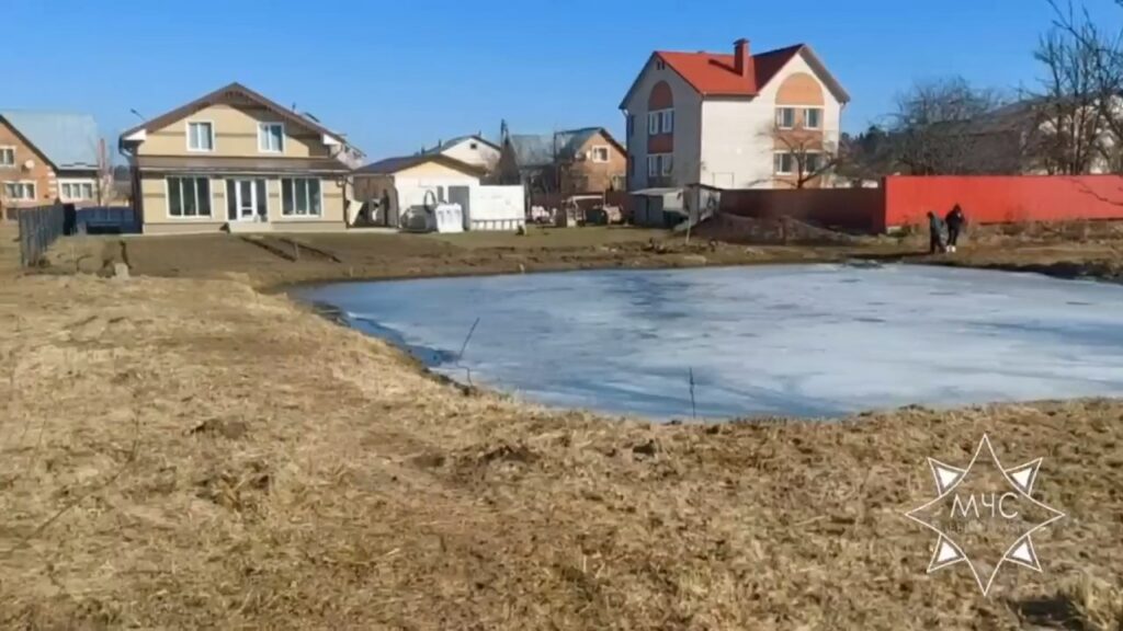 В Ушачах прохожие спасли провалившихся под лед детей