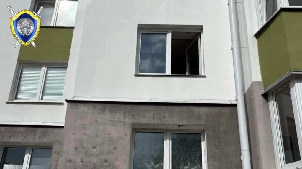 В Червене из окна второго этажа выпал полуторагодовалый мальчик