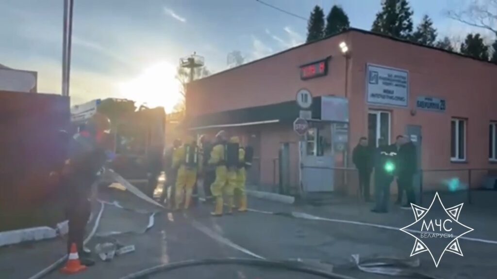 В Минске спасатели ликвидировали утечку неконцентрированной азотной кислоты